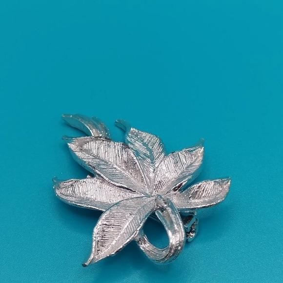 Vintage Gerry Poinsettia Flower Pin or Brooch Silver Christmas 2" - Picture 5 of 9